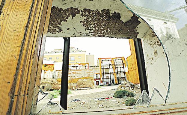 Destrozos en una vivienda de Lorca tras el terremoto de 2011.