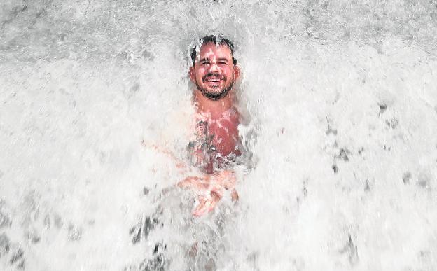 Julio Velandrino bañándose en el paraje de El Jarral, en Abarán. 