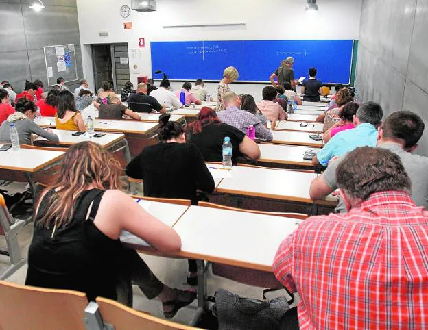 Opositores examinándose en una de las aulas de la UPCT, en Cartagena. 