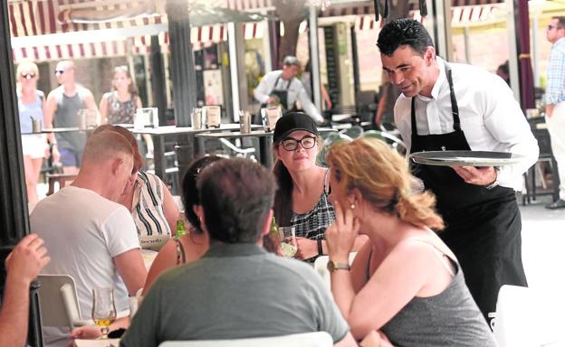 Aspecto que ofrecían ayer las terrazas de plaza de las Flores a la hora del aperitivo. Esta es una de las zonas de especial protección donde se restringe el horario nocturno. 