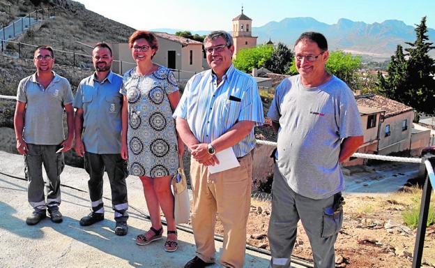 La alcaldesa y el concejal (c) junto a los operarios que han habilitado el sendero turístico. 