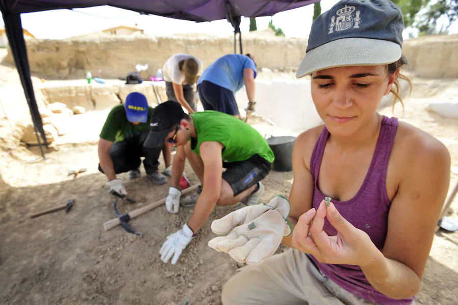 Varios voluntarios trabajan en el yacimiento arqueológico de El Salitre, en Librilla.