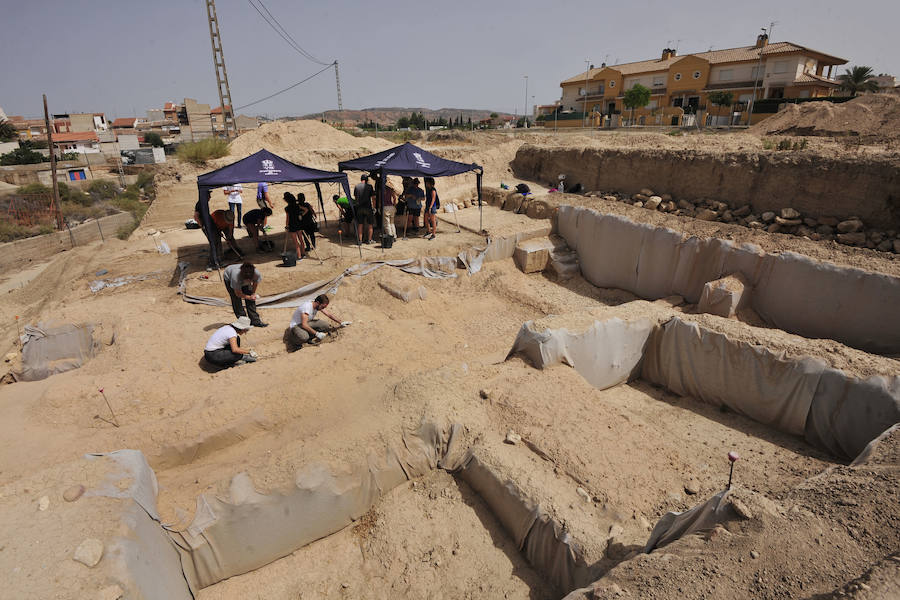 El yacimiento arqueológico de El Salitre, en Librilla, acoge durante dos semanas a una docena de jóvenes llegados desde diferentes puntos de España para trabajar de forma desinteresada en esta excavación