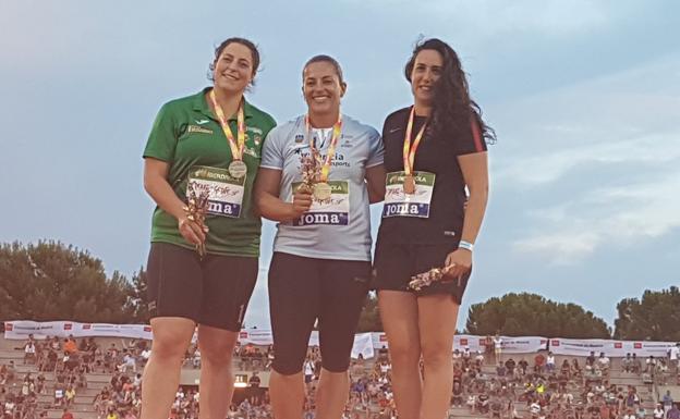 Úrsula Ruiz, en el centro, con la medalla de oro. 