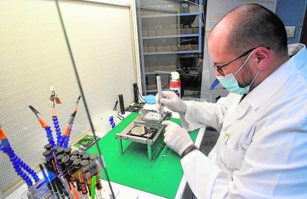 Manuel Quirante, trabajando en un dispositivo en el laboratorio de su empresa. 