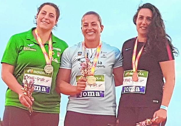 Úrsula Ruiz, en el centro, con la medalla de oro. 