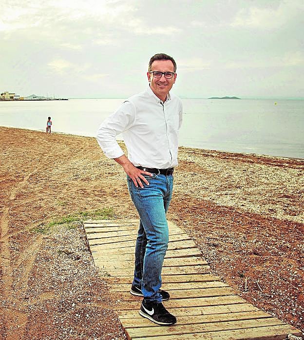 Diego Conesa posa en la playa de Islas Menores, donde veraneaba en su infancia. 