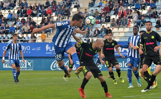 Una acción del partido entre el Lorca FC y el Alcorcón, la pasada temporada.