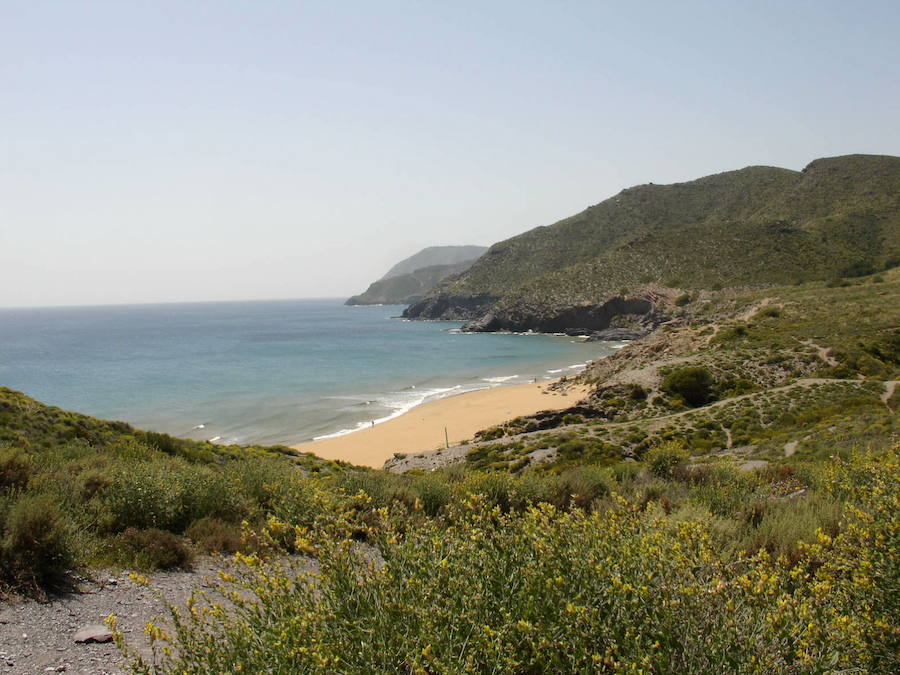 Playa Negrete, situada en el extremo oeste del parque regional de Calblanque.