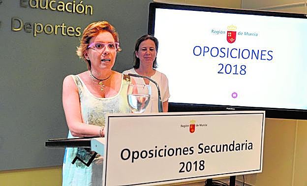 La consejera de Educación, Adela Martínez-Cachá, ayer durante la comparecencia. Al fondo la directora general de Planificación Educativa y Recursos Humanos, Juana Mulero. 