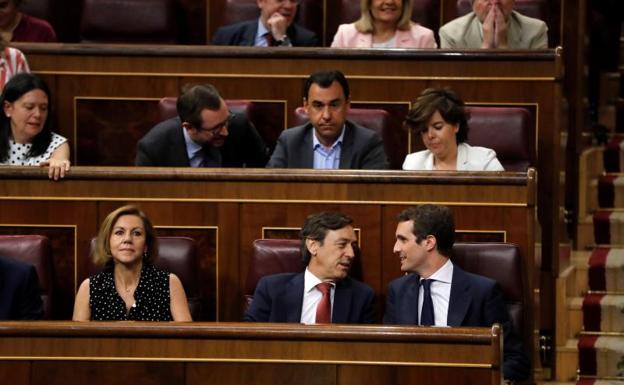 Casado ocupa su escaño en el Congreso.