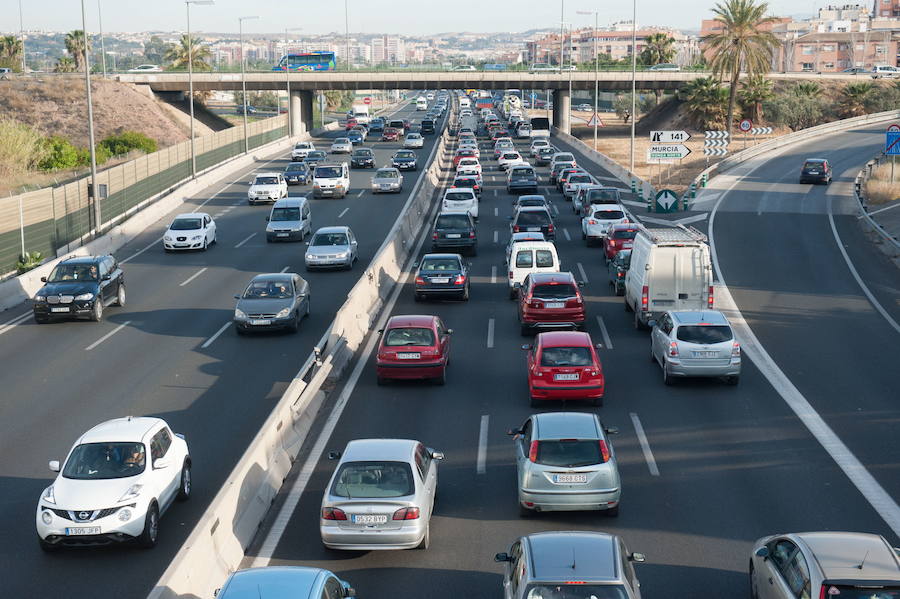 Tráfico denso en la A-7, a la altura de Murcia, en una fotografía de archivo.