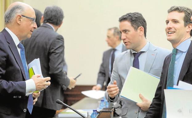 Teodoro García junto a Cristobal Montoro y Pablo Casado.