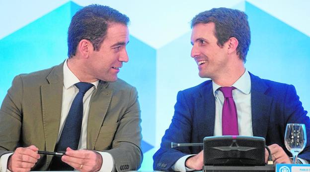 Teodoro García conversa con Pablo Casado, ayer en la primera reunión del Comité Ejecutivo del PP. EFE