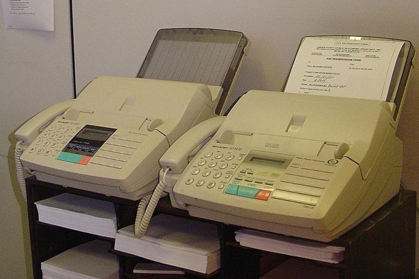 Fax. Inicialmente, el fax se usaba exclusivamente en el periodismo; pero su eficiencia y el afán de modernización hicieron que se integrase posteriormente a los negocios. El fax se utilizaba para enviar y recibir imágenes de todo tipo.