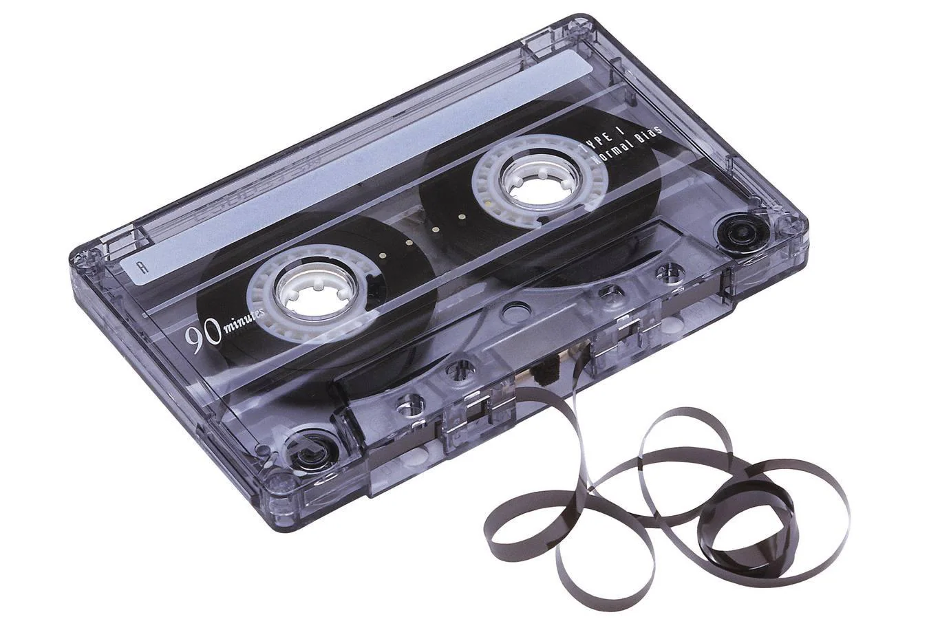 Las cintas de casete. Este objeto nació en 1963 de manos del inventor alemán Lou Ottens para la compañía Phillips y era capaz de grabar y reproducir a través de cinta magnética. Se convirtió en una alternativa al disco de vinilo por su durabilidad y facilidad para el traslado y sobre todo porque la música era regrabable. En los 80 vivió su época de oro hasta la llegada del disco compacto.
