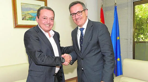 José María Albarracín y Diego Conesa, ayer en la reunión. 