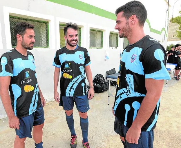 Jugadores del Muleño con la camiseta con cítricos, antes del partido que les enfrentó al Murcia a mitad de semana.