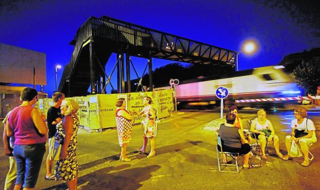 Los vecinos junto a la pasarela peatonal, para presenciar las pruebas de carga que se iniciaron a medianoche. 