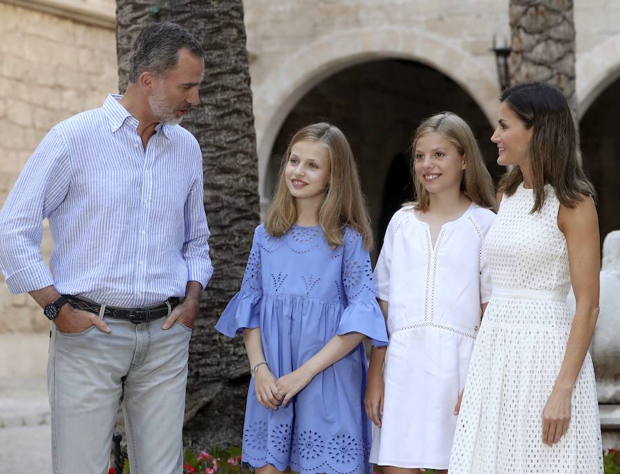 Los Reyes y sus hijas, la princesa Leonor y la infanta Sofía, han cumplido esta tarde la tradición de posar ante los medios gráficos al comienzo de su estancia veraniega en Palma, aunque esta vez no lo han hecho en el Palacio de Marivent, sino en el de la Almudaina.