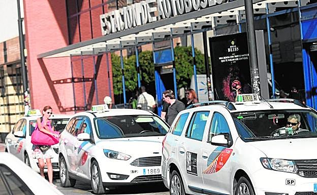 Una mujer se dispone a subir a un taxi, ayer, en la estación de autobuses de Murcia. 
