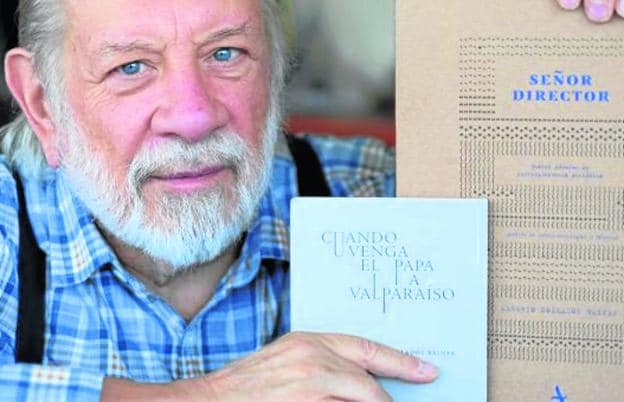 El autor. Alberto Collados, de profesión arquitecto, con los dos últimos libros que ha publicado. 