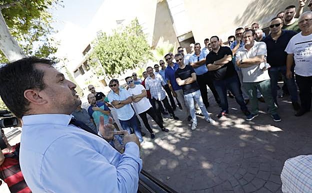 Asamblea de taxistas, esta mañana, en Murcia. 