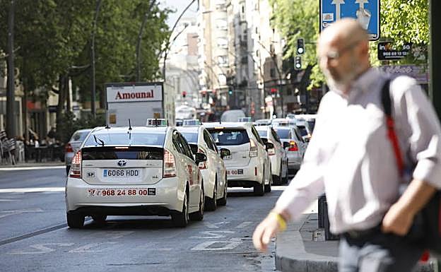 Protesta de taxistas en la Gran Vía de Murcia, este lunes. 