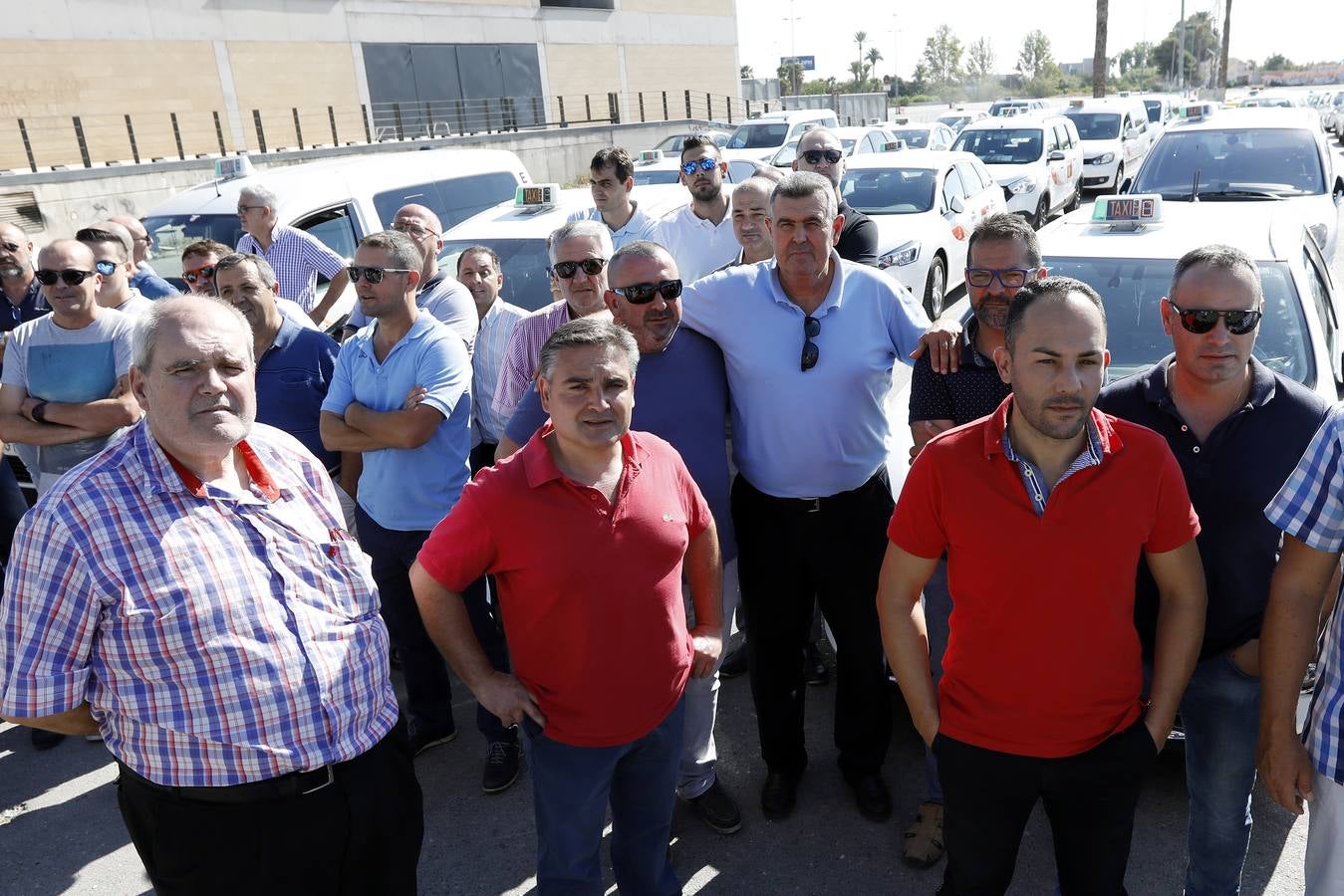 Los taxistas de Murcia acordaron en la asamblea celebrada en la mañana de este lunes, sumarse a la huelga indefinida que llevan a cabo sus compañeros en otras ciudades españolas como Madrid, Barcelona y Valencia como «muestra de solidaridad».