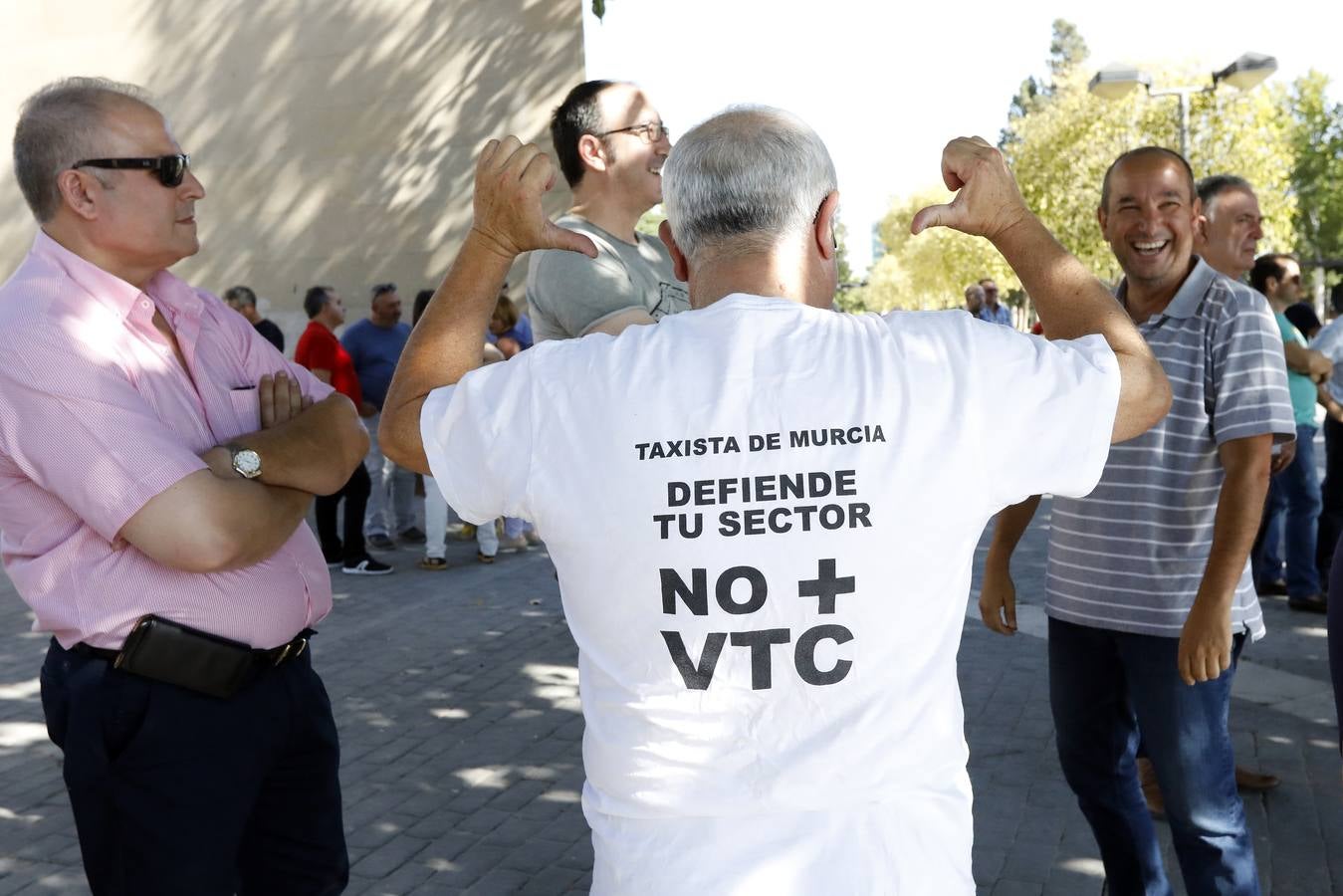 Los taxistas de Murcia acordaron en la asamblea celebrada en la mañana de este lunes, sumarse a la huelga indefinida que llevan a cabo sus compañeros en otras ciudades españolas como Madrid, Barcelona y Valencia como «muestra de solidaridad».