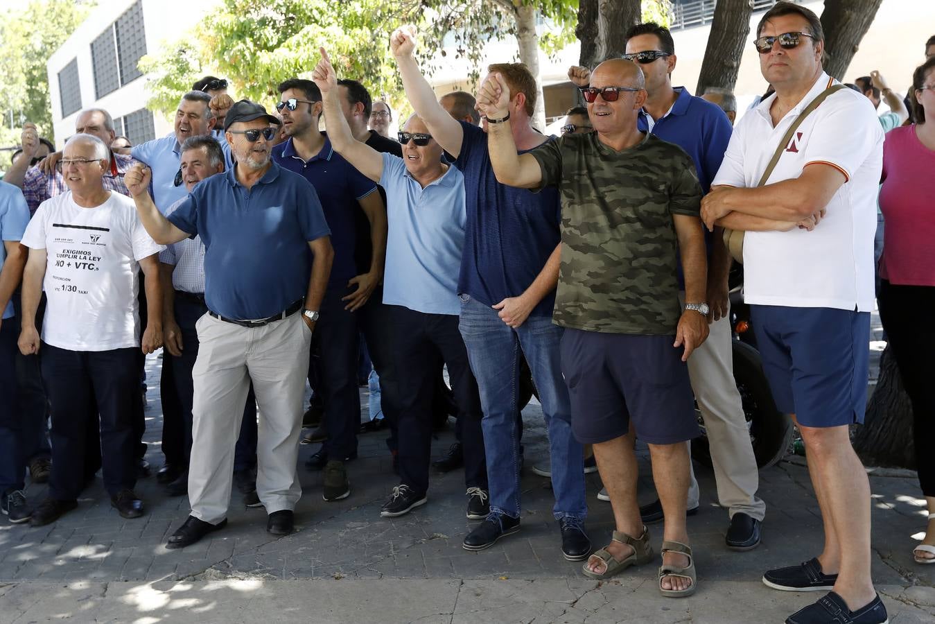 Los taxistas de Murcia acordaron en la asamblea celebrada en la mañana de este lunes, sumarse a la huelga indefinida que llevan a cabo sus compañeros en otras ciudades españolas como Madrid, Barcelona y Valencia como «muestra de solidaridad».