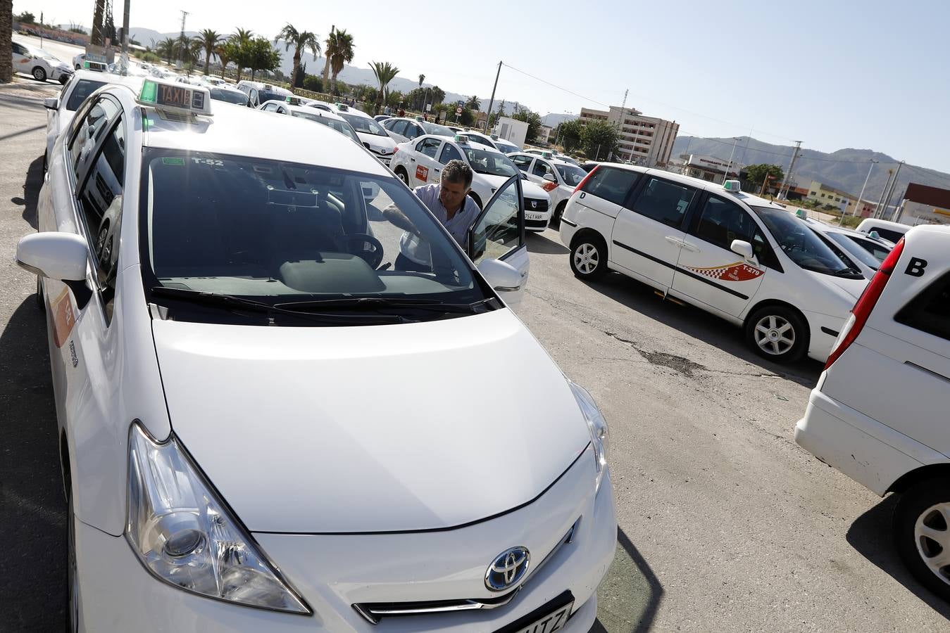 Los taxistas de Murcia acordaron en la asamblea celebrada en la mañana de este lunes, sumarse a la huelga indefinida que llevan a cabo sus compañeros en otras ciudades españolas como Madrid, Barcelona y Valencia como «muestra de solidaridad».