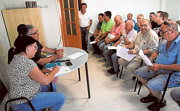 Taxistas de Cartagena, durante la asamblea que mantuvieron este miércoles.