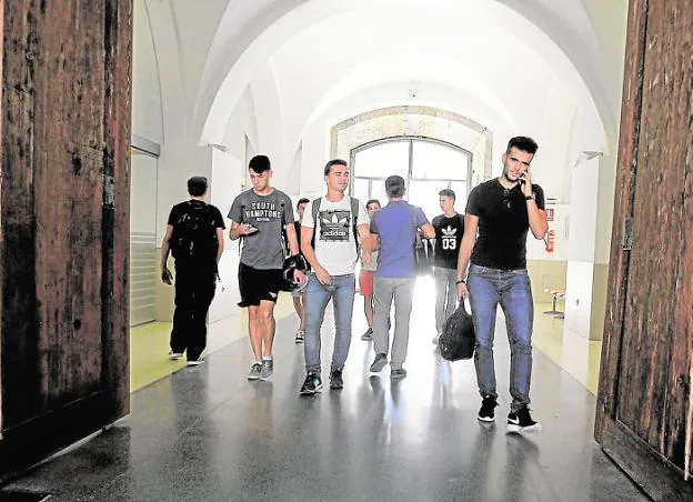 Estudiantes, en la Facultad de Ciencias de la Empresa, en una imagen de archivo. 