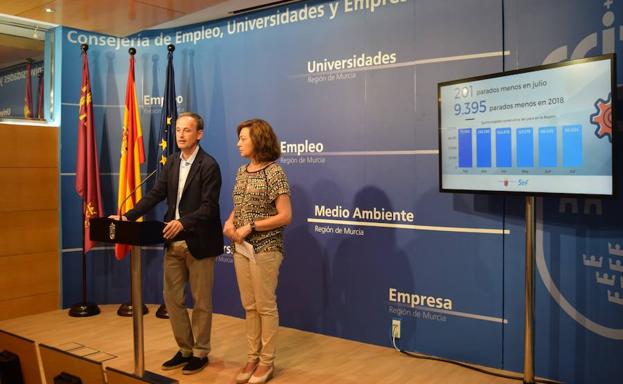 El consejero de Empleo, Universidades, Empresa y Medio Ambiente, Javier Celdrán, unto a la directora general del SEF, Severa González, en rueda de prensa durante este jueves.