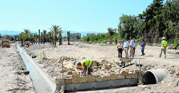 Los operarios ya trabajan en el que será el segundo gran jardín de Murcia Río, que ha recuperado la acequia de La Arboleja. 