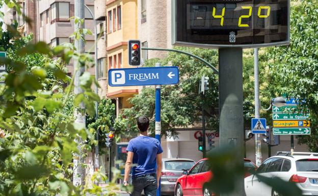 Un termómetro en Murcia marca 42 grados, en una fotografía de archivo.