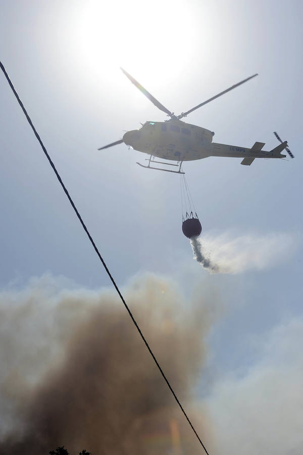 Diversos medios terrestres y aéreos trabajan este viernes contra un incendio declarado en una zona de matorrales tras las cocheras de Latbus