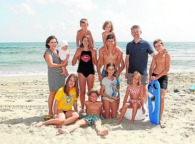 Víctor Martínez-Carrasco, junto a su mujer y sus diez hijos, en La Manga.