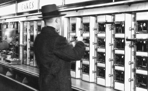 Cliente eligiendo comida en un bar automático de Nueva York, 1936.