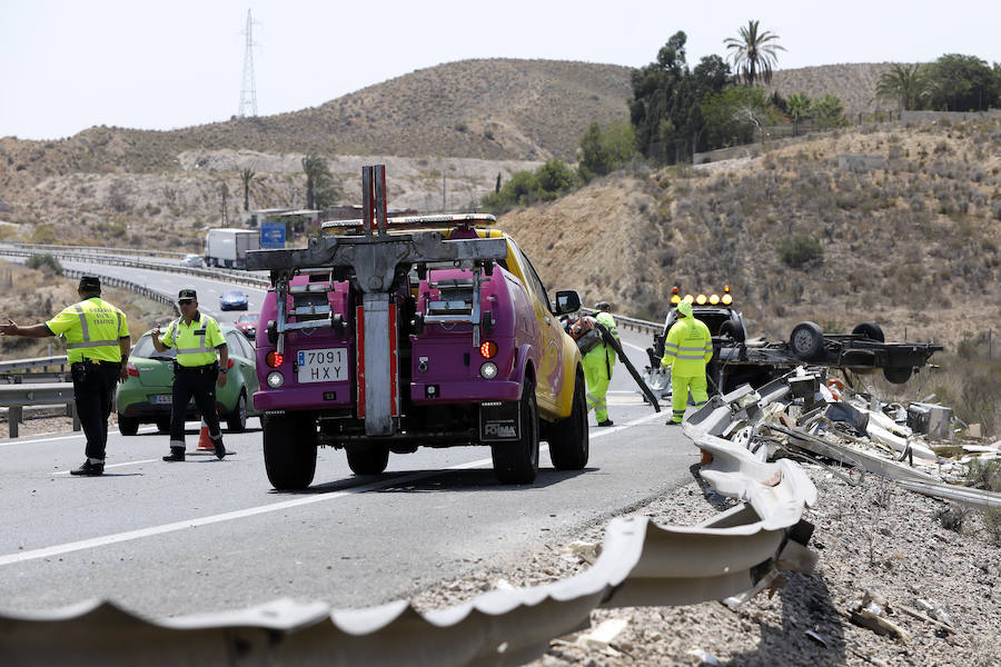 En el siniestro se vieron implicados un camión que transportaba bombonas de butano, una autocaravana y varios turismos
