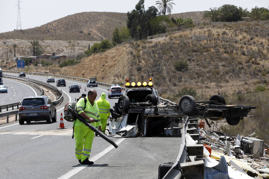En el siniestro se vieron implicados un camión que transportaba bombonas de butano, una autocaravana y varios turismos