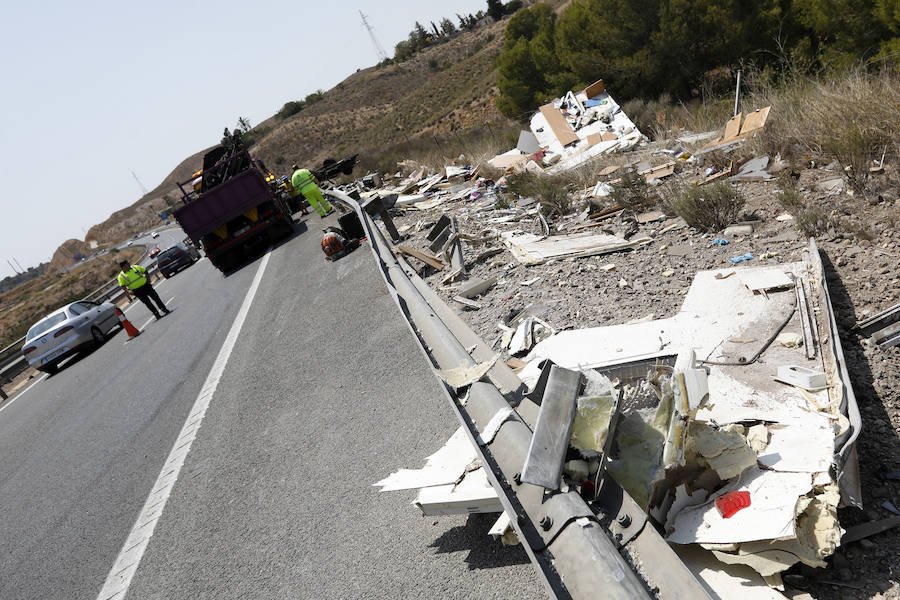 En el siniestro se vieron implicados un camión que transportaba bombonas de butano, una autocaravana y varios turismos