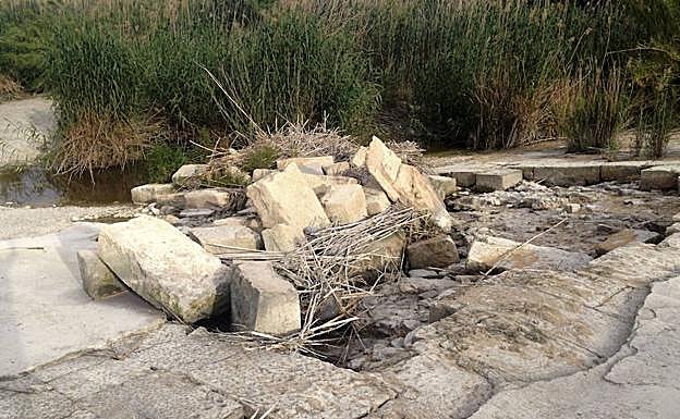 Piedras sueltas en la Contraparada.
