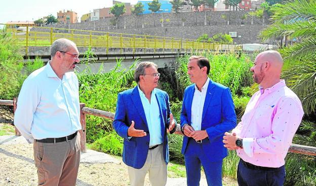 Patricio Valverde (2º i), junto a los alcaldes, ayer. 