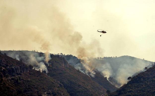 Uno de los helicópteros que participa en la extinción del incendio de Llutxent, en Valencia. 