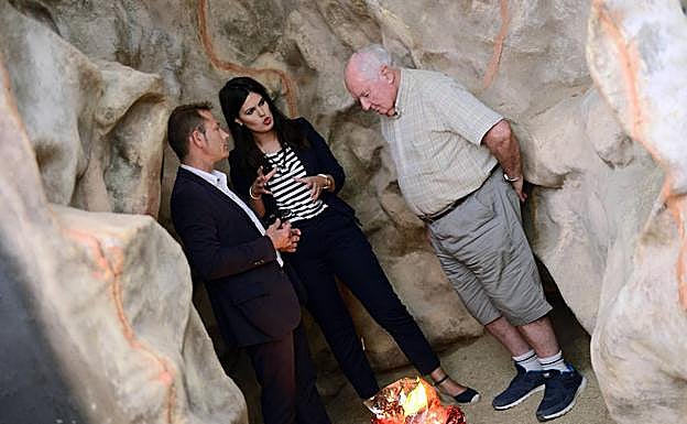 Antonio León, Miriam Guardiola y Michael Walker, en una recreación de la Sima de las Palomas, en la Oficina de Turismo de Torre Pacheco. 