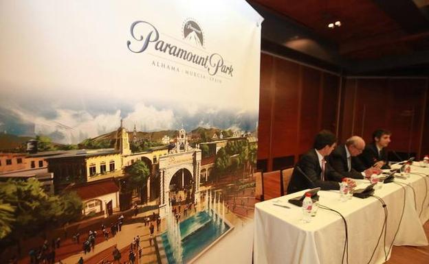 Anuncio del comienzo de las obras del Parque Paramount. en Alhama en 2013. 