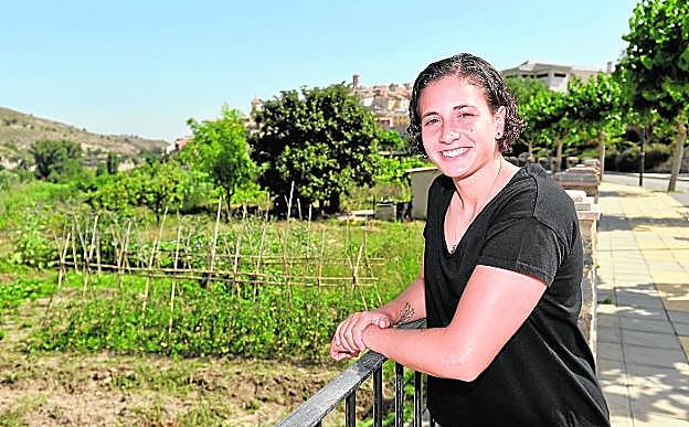 Ana Carrasco, sonriente, junto a una zona de huerta, en Cehegín. 