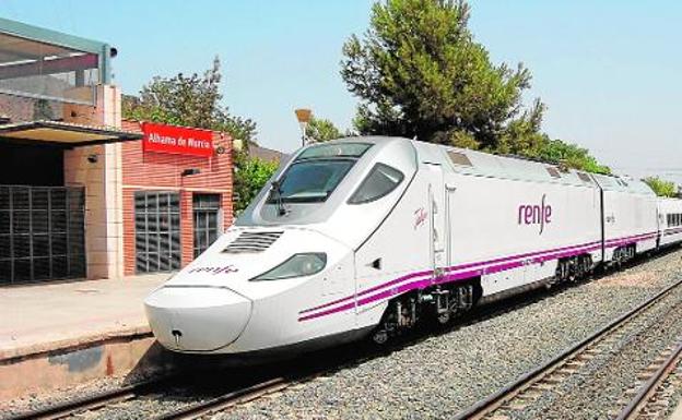 Foto de archivo de un tren híbrido realizando pruebas en la Región, parado en la estación de Alhama. 